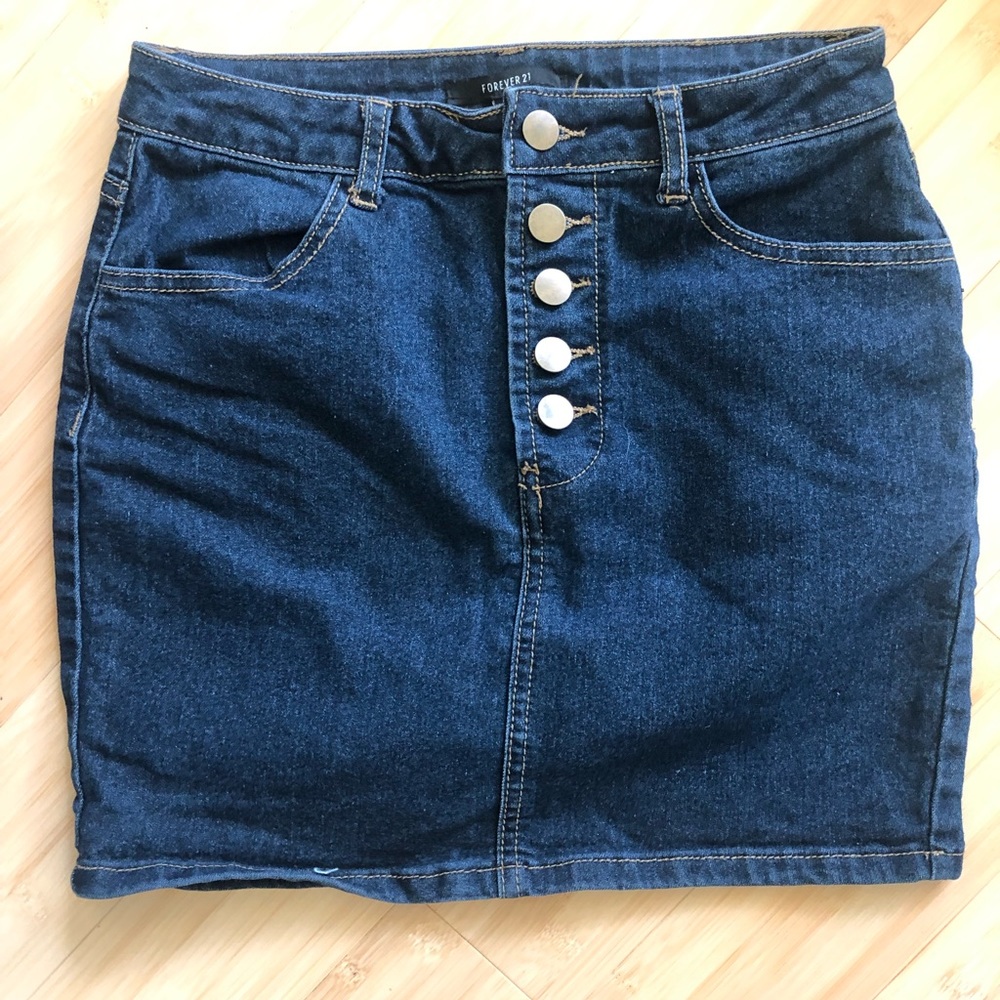 Cute button-up denim skirt!
